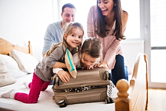 family packing a suitcase rodina balí kufr