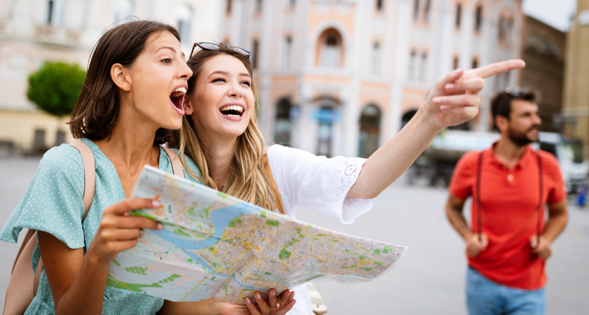 ženy cestují s mapou women travelling with a map