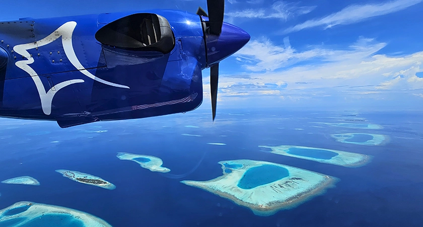 Maledivy modré letadlo Maldives blue plane