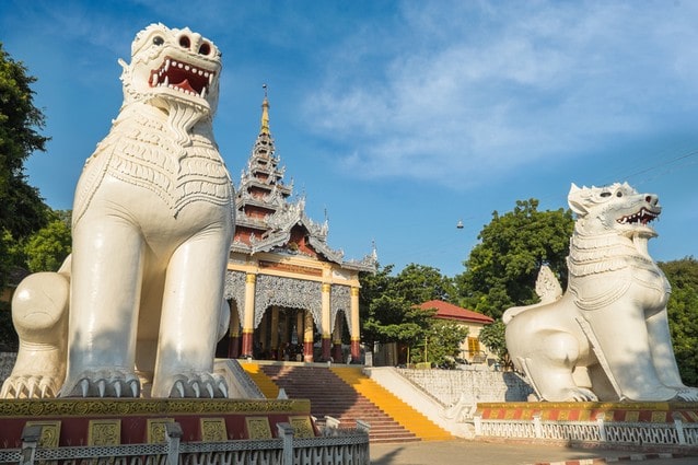Mandalay hill strážci u chrámu Bobyoki nat