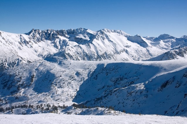 Bulharsko, zimní hory, zasněžené pohoří Bansko