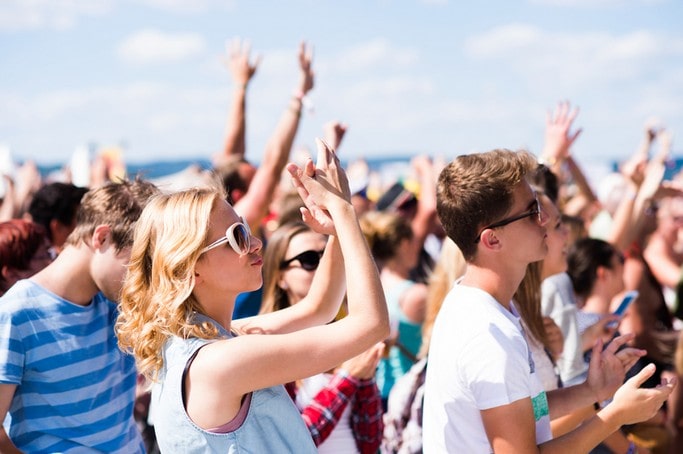 Mladí lidé na festivalu