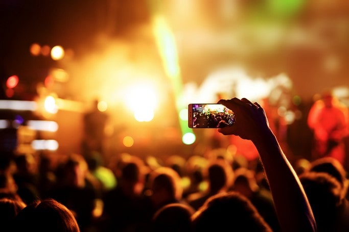 Na festivalu večer hlavní program ruka s telefonem