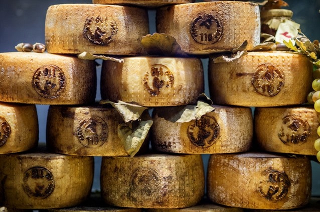Italské zrající sýry - peccorino, parmigiano