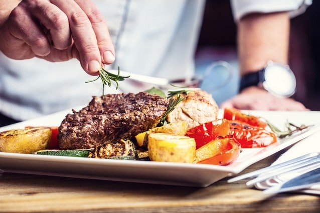 Steak v restauraci na dovolené