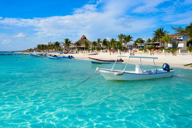 Pláž Puerto Morelos v Mexiku