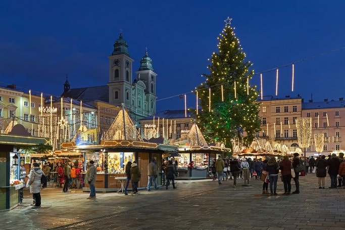 Vánoční trhy v Linci - Linz Rakousko hlavní náměstí