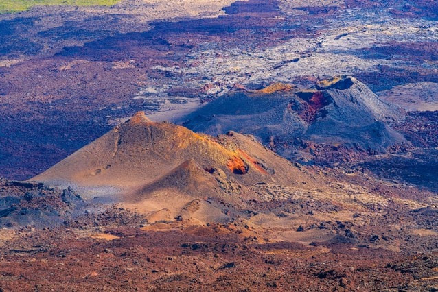 malý kráter na sopce Piton de la Fournaise, Reunion