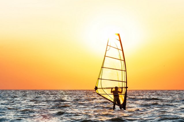 Windsurf silueta v moři