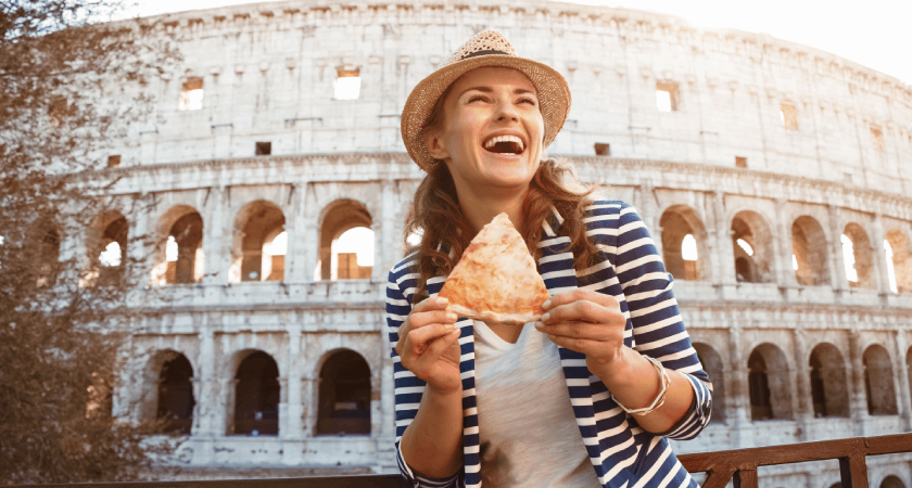 Veselá žena s pizzou v Římě u Kolosea