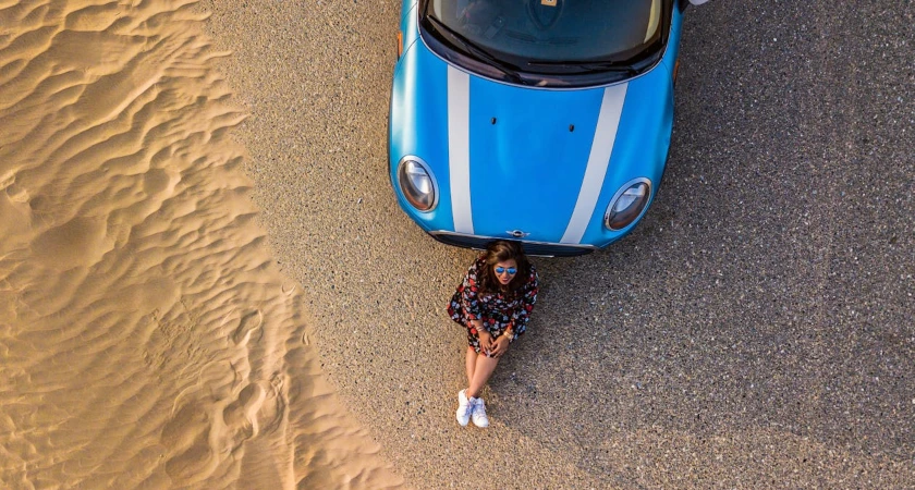 žena s autem womna with a car